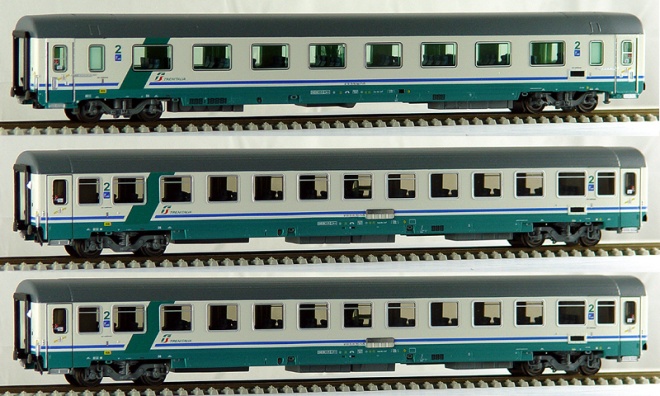 Se of 3 Passenger car of Trenitalia in XMPR livery<br /><a href='images/pictures/ACME/55079.jpg' target='_blank'>Full size image</a>